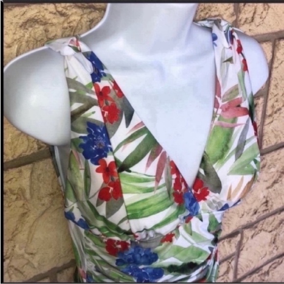 Athleta Over The Shoulder Surplice One Piece NWT
Size 8 - Picture 6 of 13